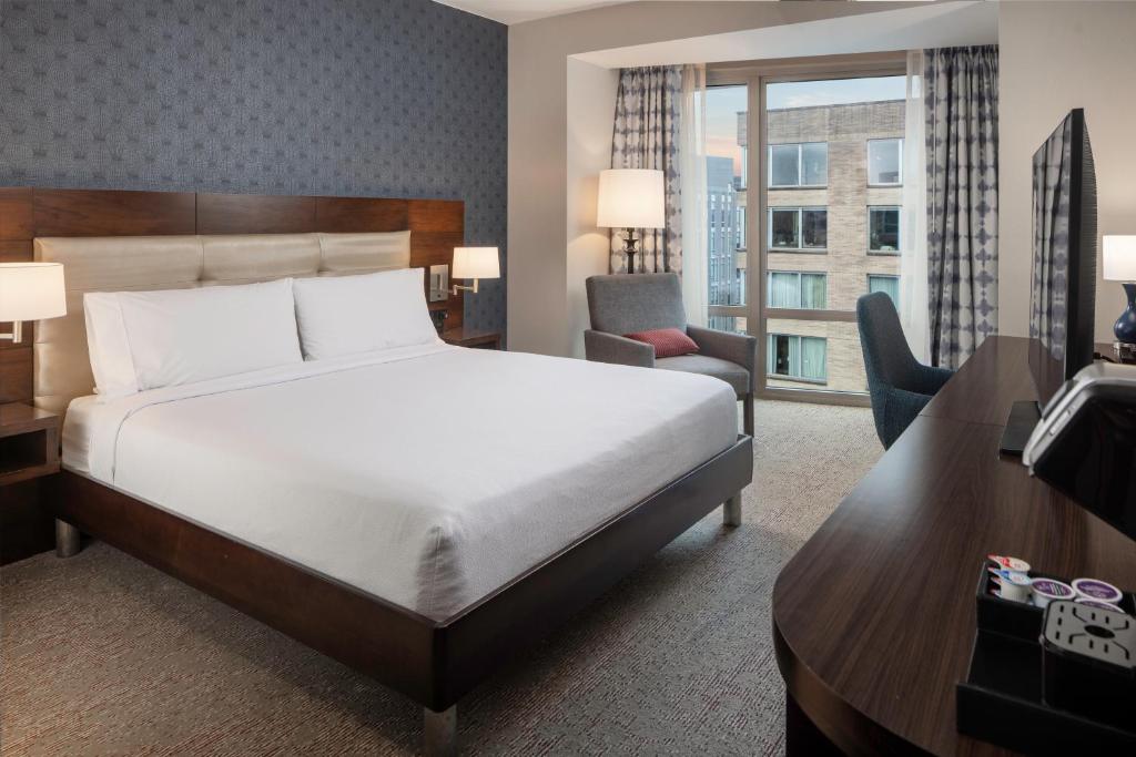 Hilton Garden Inn Washington DC/Georgetown Area Room Type - King Room with Roll-In Shower - Mobility Accessible Hilton Garden Inn Washington DC/Georgetown Area Room Type - King Room with Roll-In Shower - Mobility Accessible