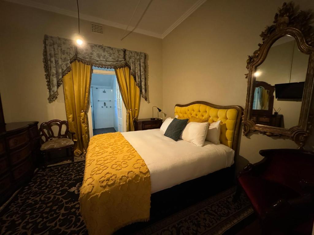 Club Boutique Hotel Cunnamulla - Tap to explore photos