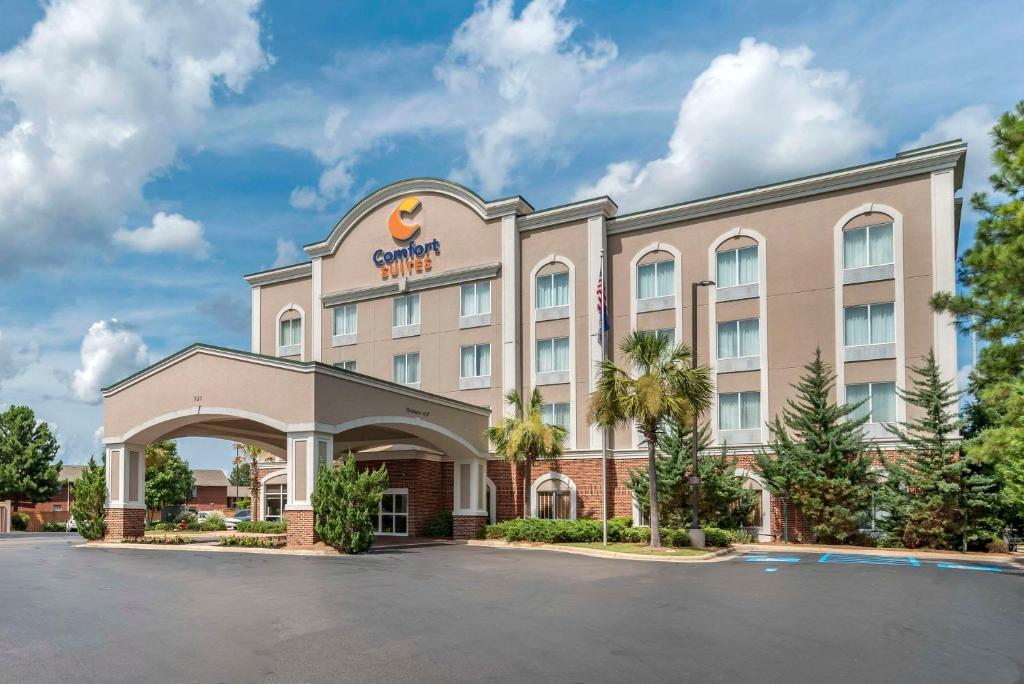 Comfort Suites Airport image