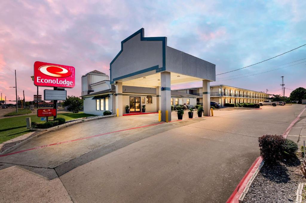 Econo Lodge Texarkana I-30 image