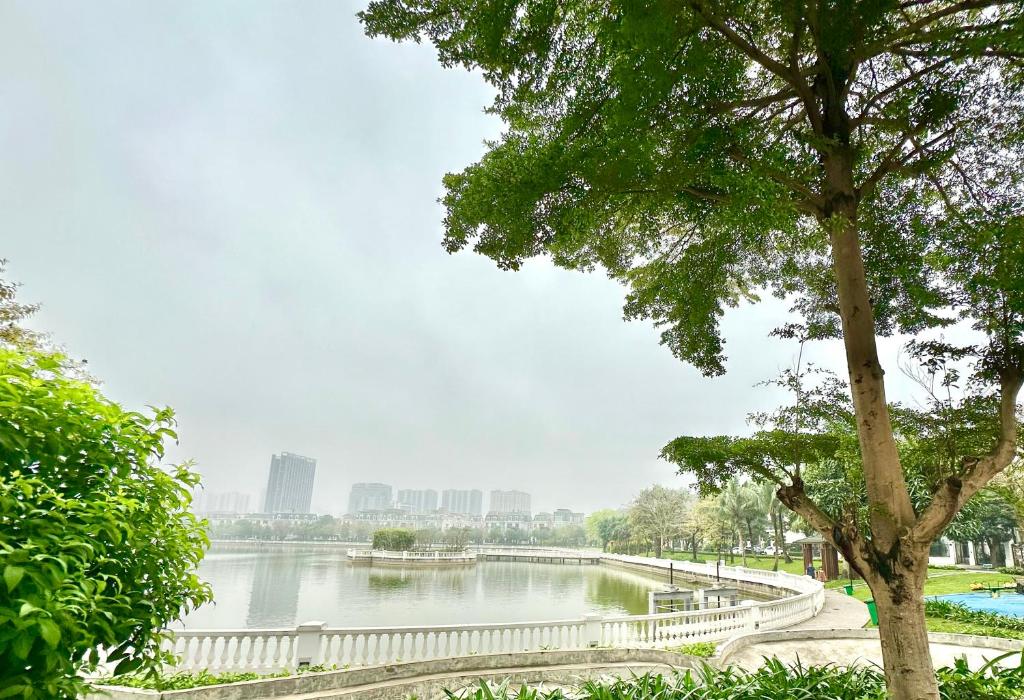 Bể bơi, gym, chạy bộ ven hồ