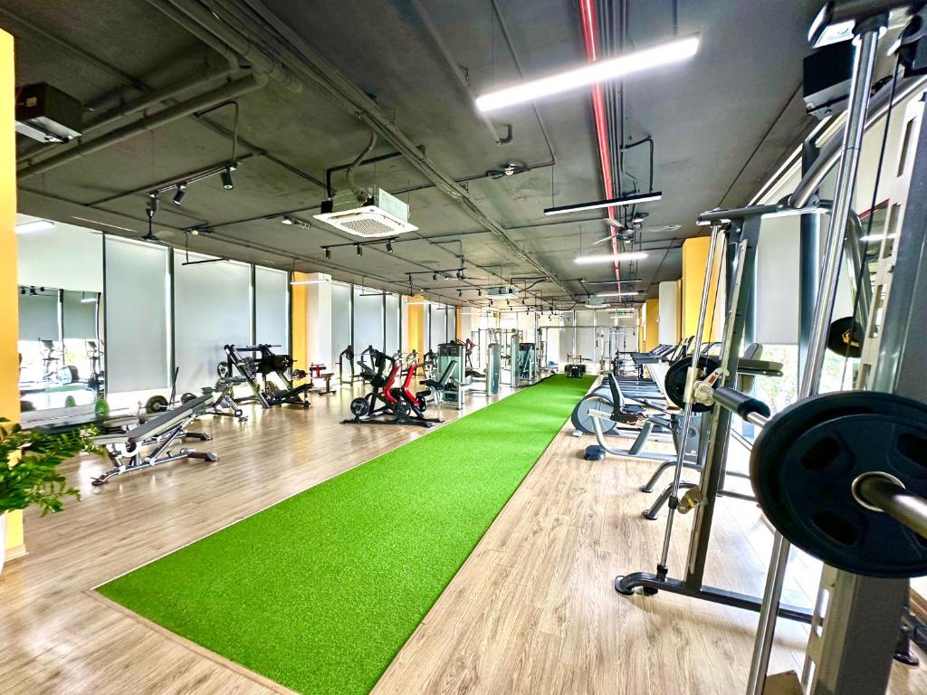 Bể bơi, gym, chạy bộ ven hồ