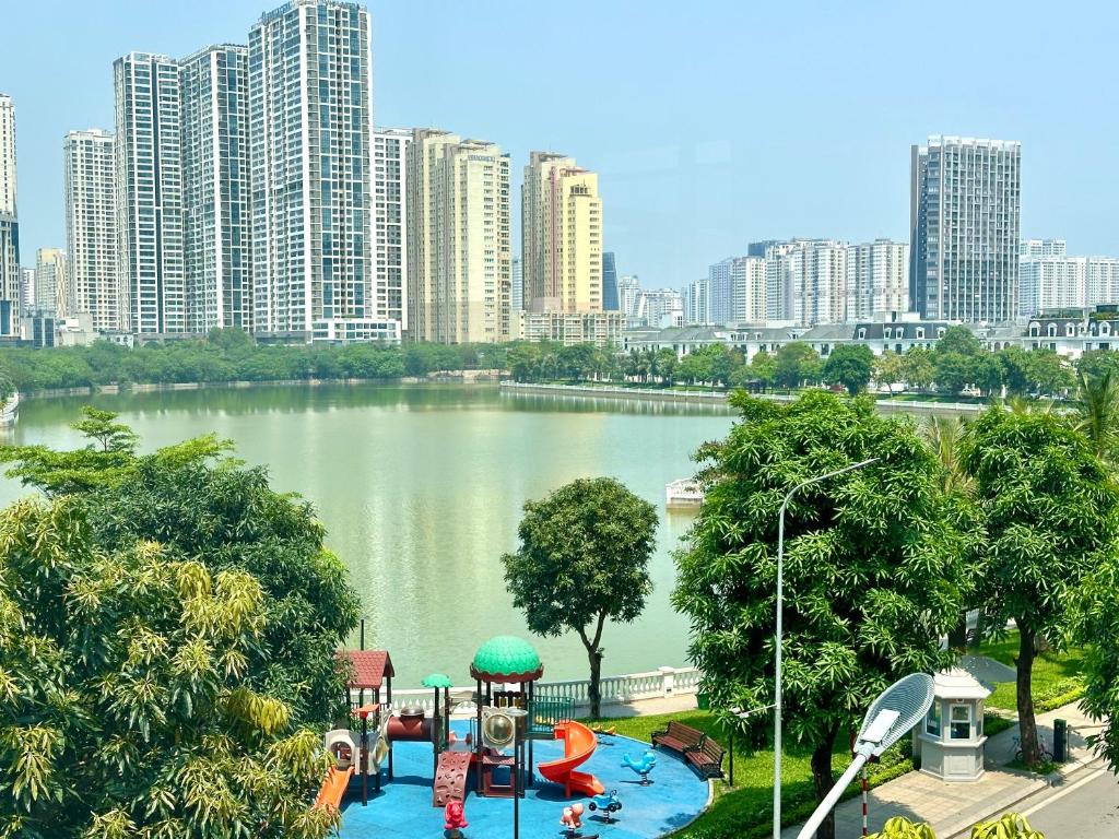 Bể bơi, gym, chạy bộ ven hồ