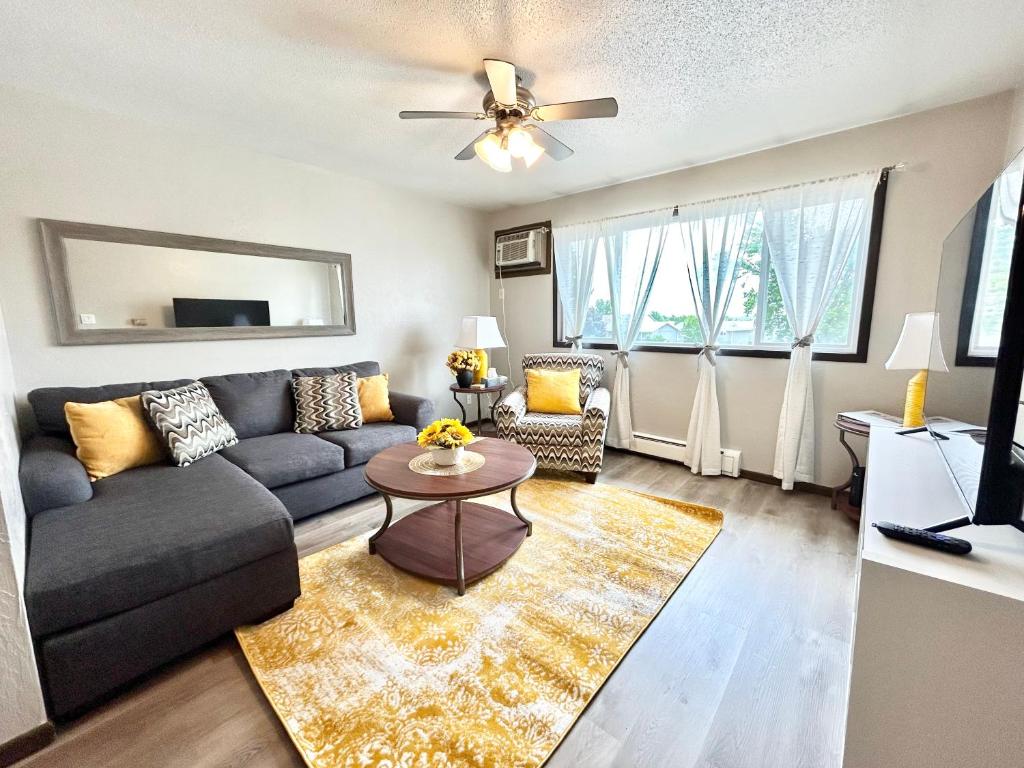 Charming & Spacious Apartment with Deck image