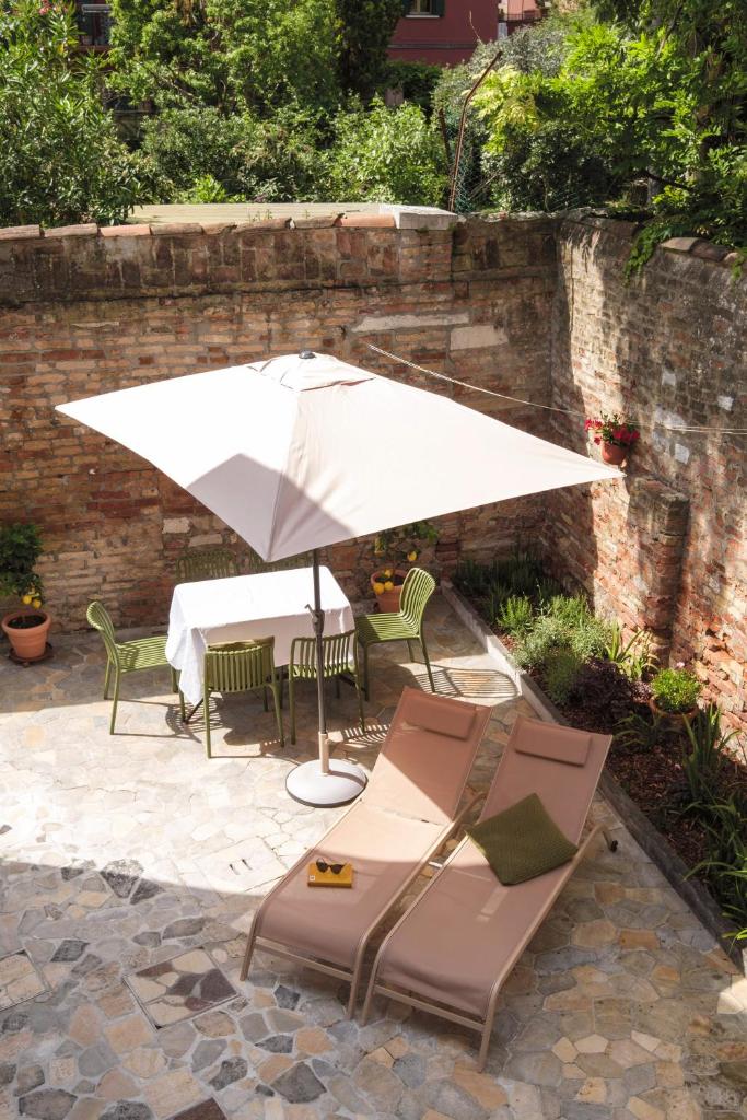 Giselda Courtyard Retreat - Tap to explore photos