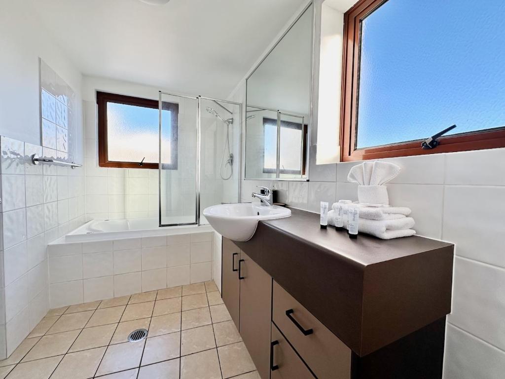 Broadbeach Central Apt 600 - Tap to explore photos