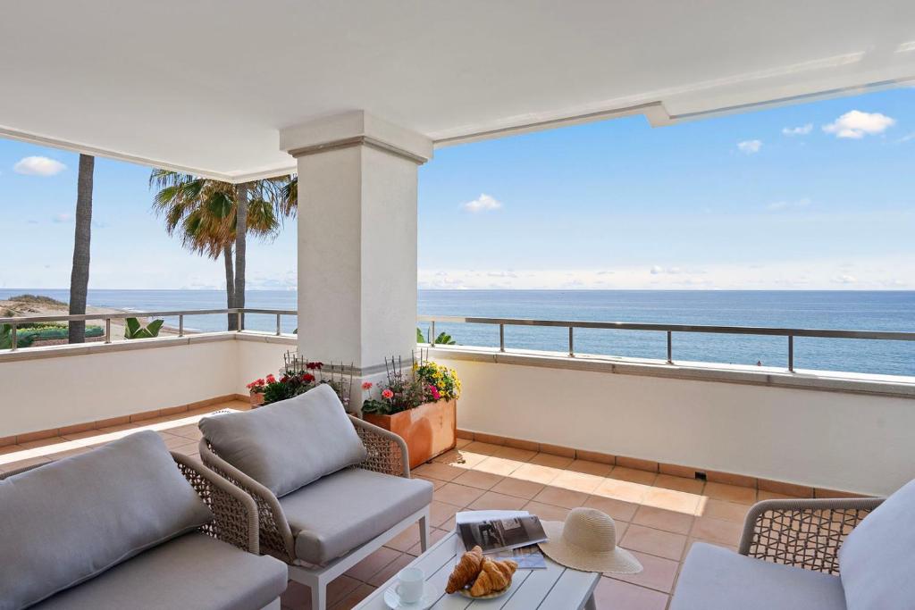 Front line beach luxury apartment in Heaven Beach, Marbella