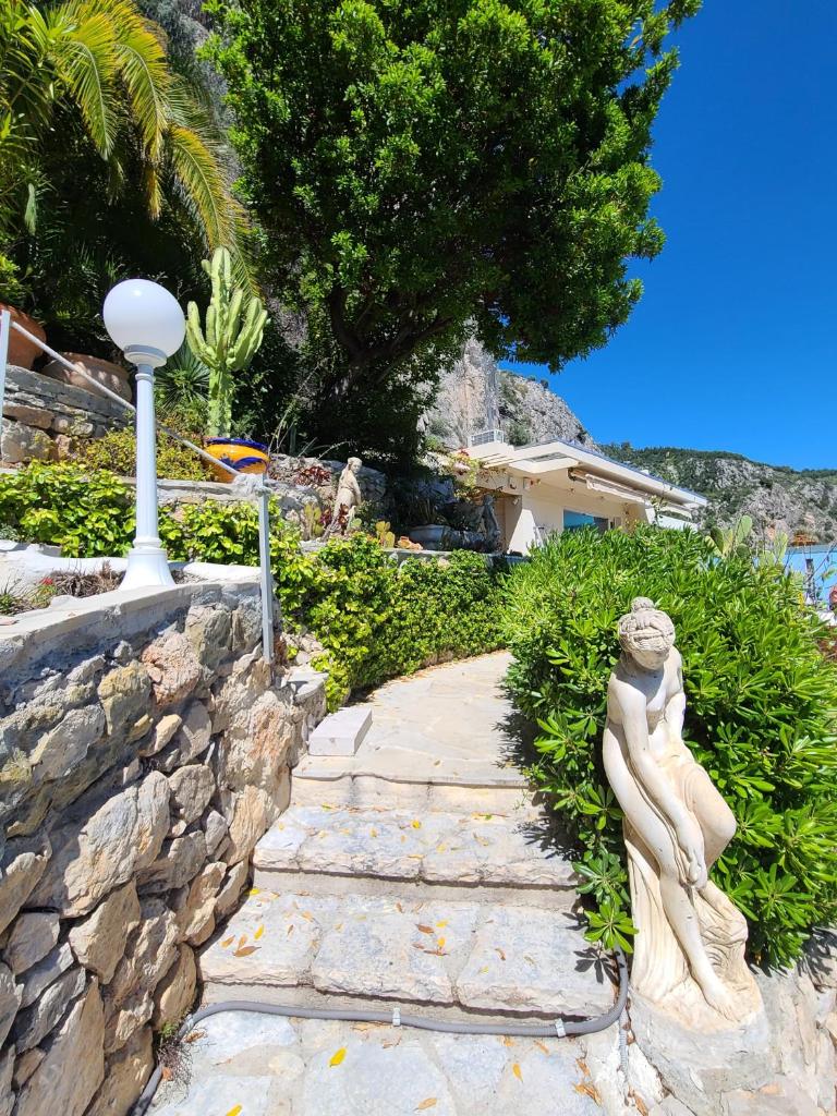 Eze sur mer - vue Saint Jean Cap Ferrat - Tap to explore photos