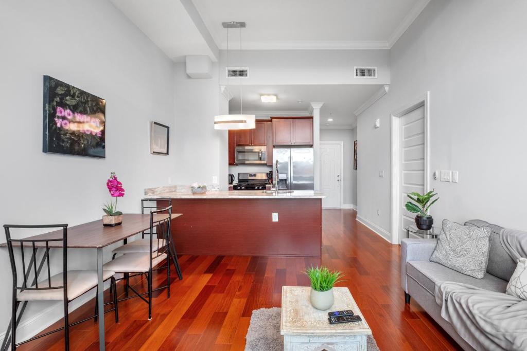 Luxury 1br W Rooftop Pool, Gym & Concierge image