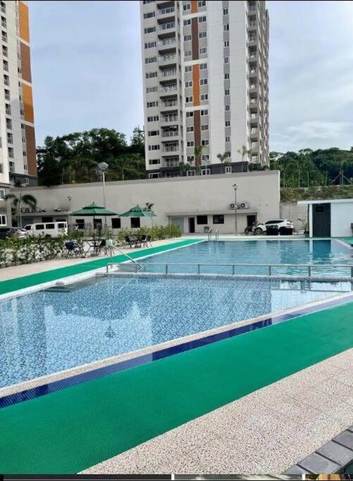 Cozy Condo in Clark Pampanga with Free Parking & Pool Access, Angeles