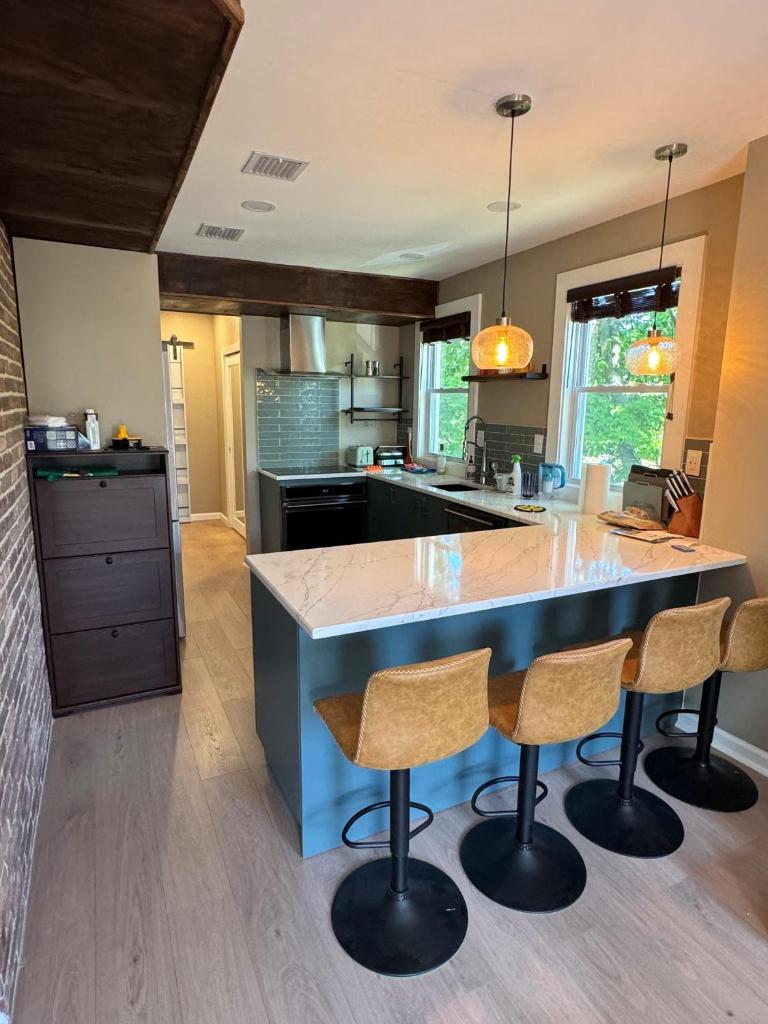 NEW! Urban Oasis, Chic 3-BR 2-BA Corner Unit, Steps Away from NYC! image