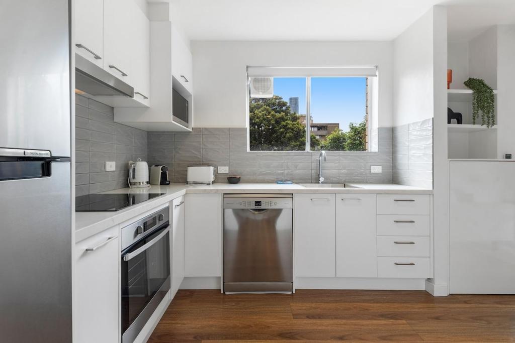 Newly Renovated South Yarra 2BR Apt with parking photo 3