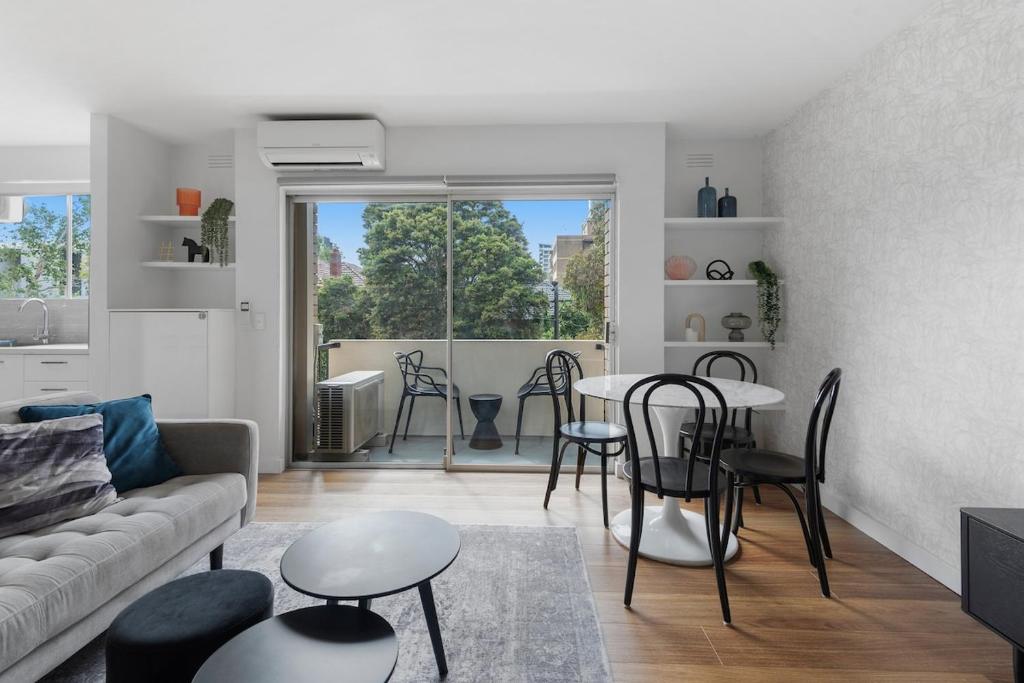 Newly Renovated South Yarra 2BR Apt with parking photo 4
