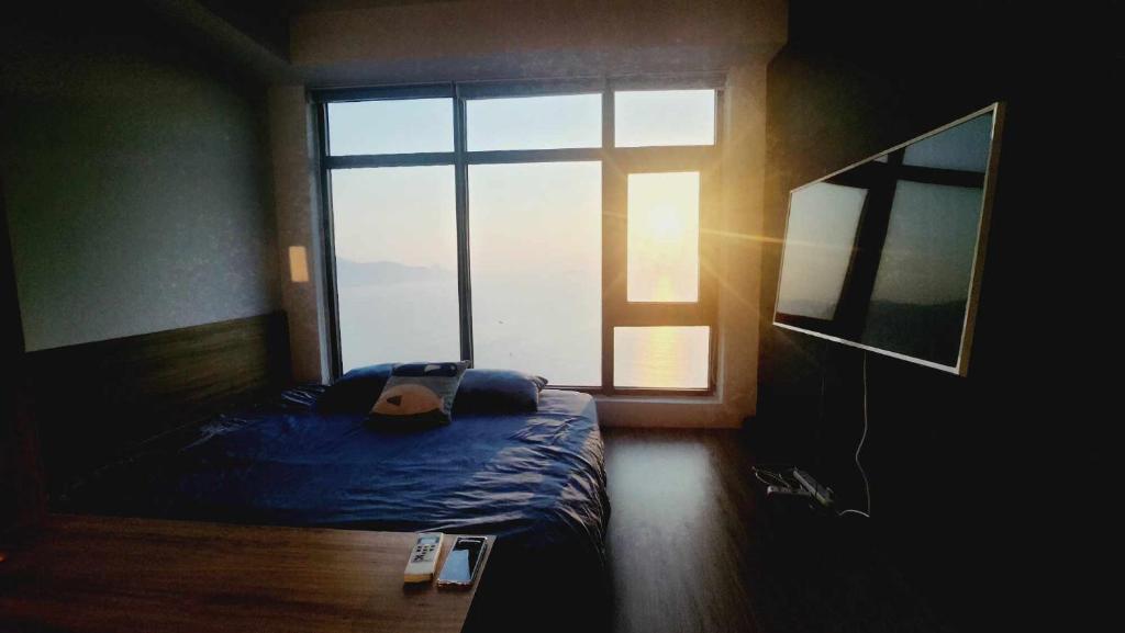 Sunrise from bed NhaTrang apt