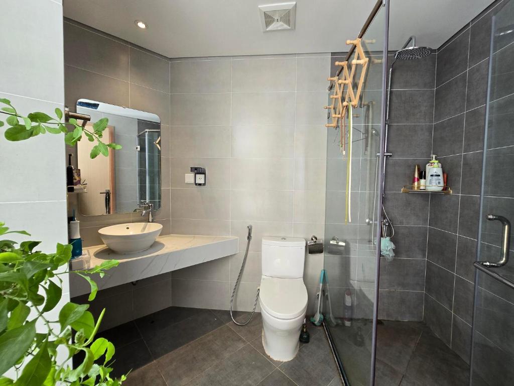 Trinity - 3 BR Lakeview Apartment - entire property