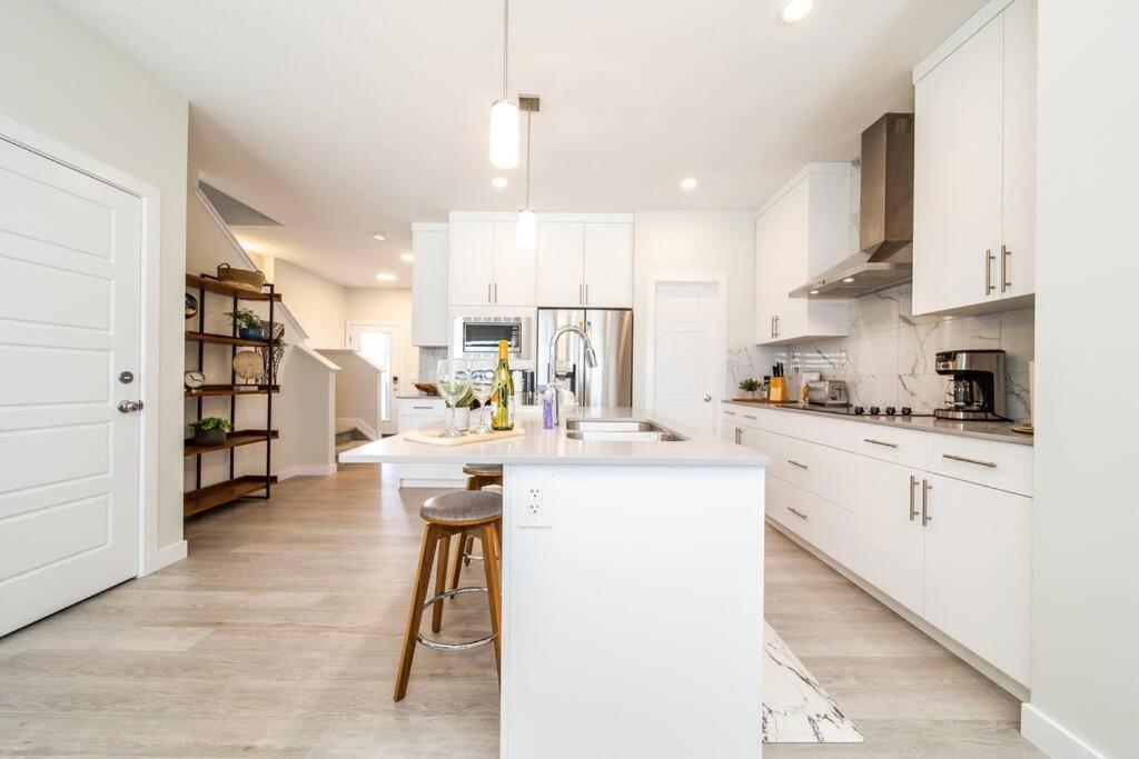 Beautiful Elegant Home Sleeps 10, Free Parking, Central AC - Tap to explore photos