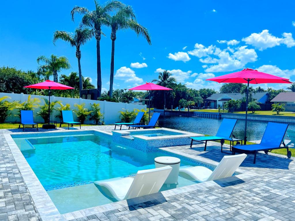 NEW Stunning Delray Waterfront Oasis - Heated Pool, Spa, Canal, Dock, Huge Patio, Pool Table! image
