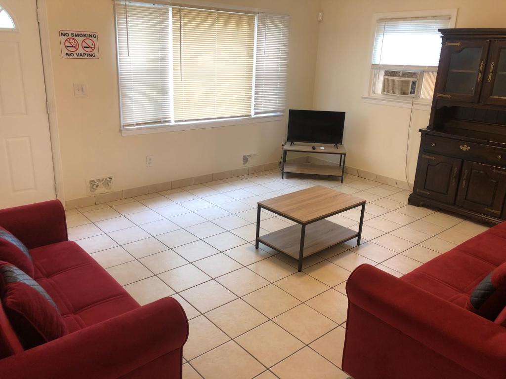 Private 3-bed house convenient to NYC bus and train image