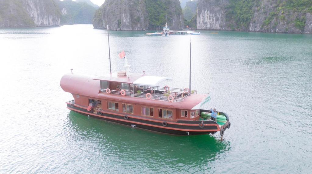 Lan Ha Bay Cruise 2Days 1Night From Cat Ba Island