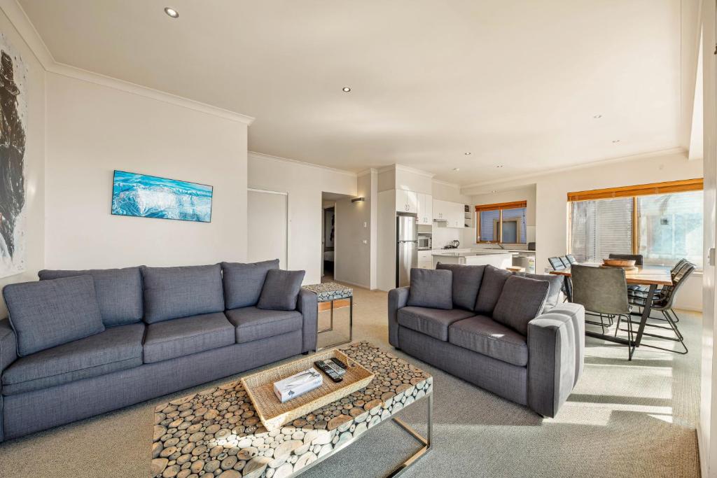 Schnapps Penthouse Ski Apt with Undercover Parking photo 2