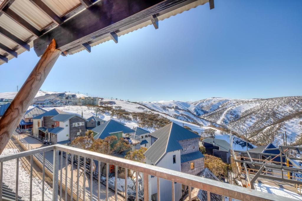 Schnapps Penthouse Ski Apt with Undercover Parking photo 1