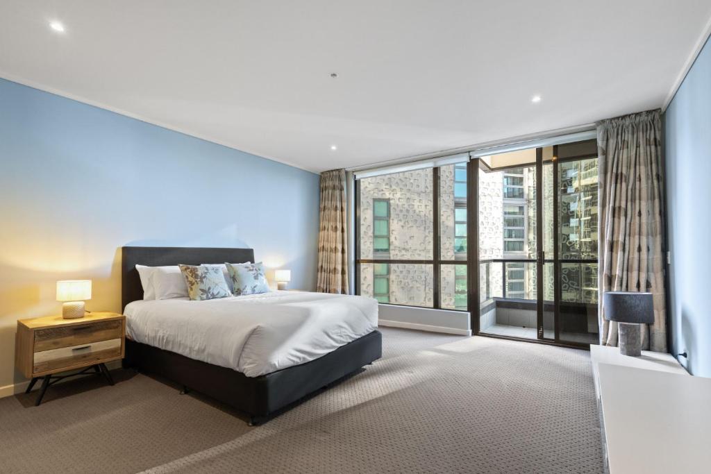 2-Bed Inner-City Pad with Gym & Sauna photo 1