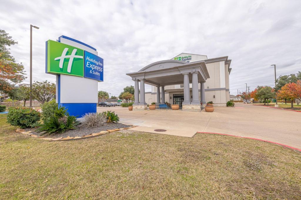 Holiday Inn Express & Suites College Station, an IHG Hotel image