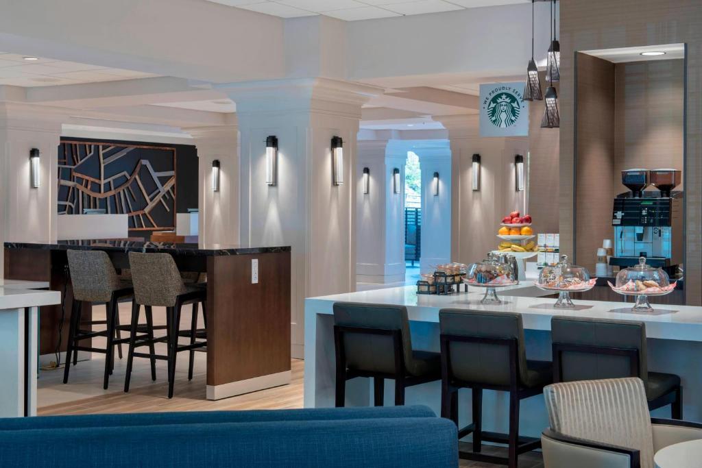 Boston Marriott Peabody image