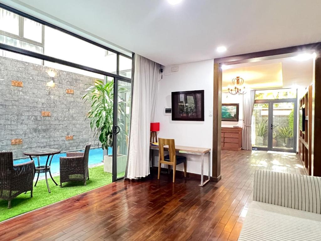 BAU VILLAS 4BR - 5' walk to My Khe Beach