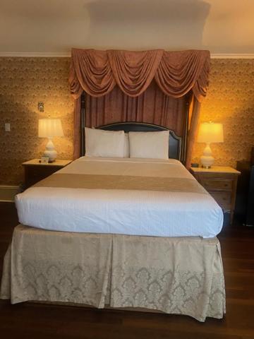 Hotel Majestic Room Type - Deluxe Queen Room