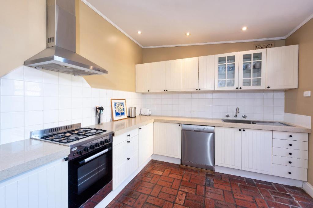 Renovated 2B 1B Victorian House in Princes Hill photo 3