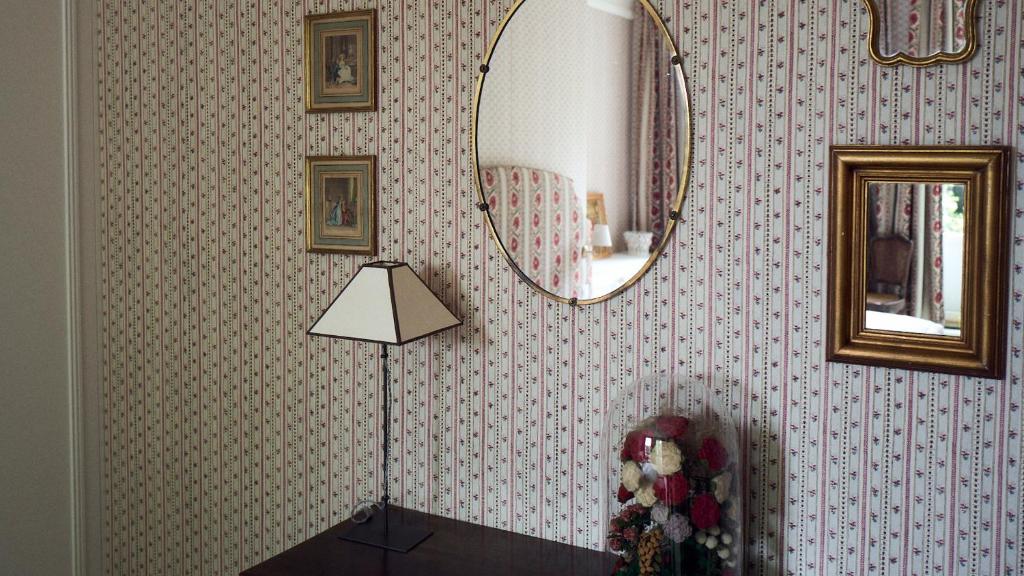 Maison Mouche - Tap to explore photos