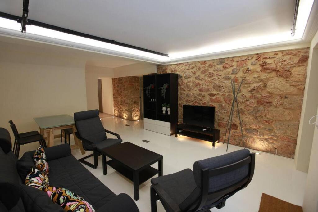 Elegant Studio at the Acropolis Hills - Tap to explore photos