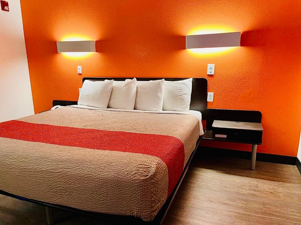 Motel 6-Springfield, IL I-55 I-72 Room Type - Deluxe Queen Room - Smoking