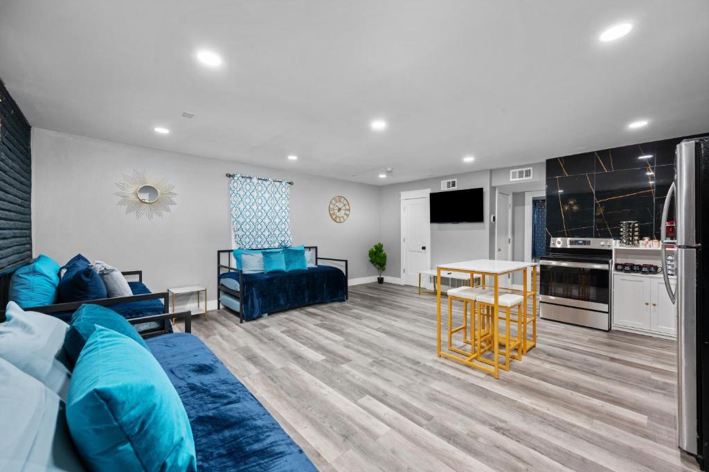 Quirky 1BR Heights Getaway with Pool image