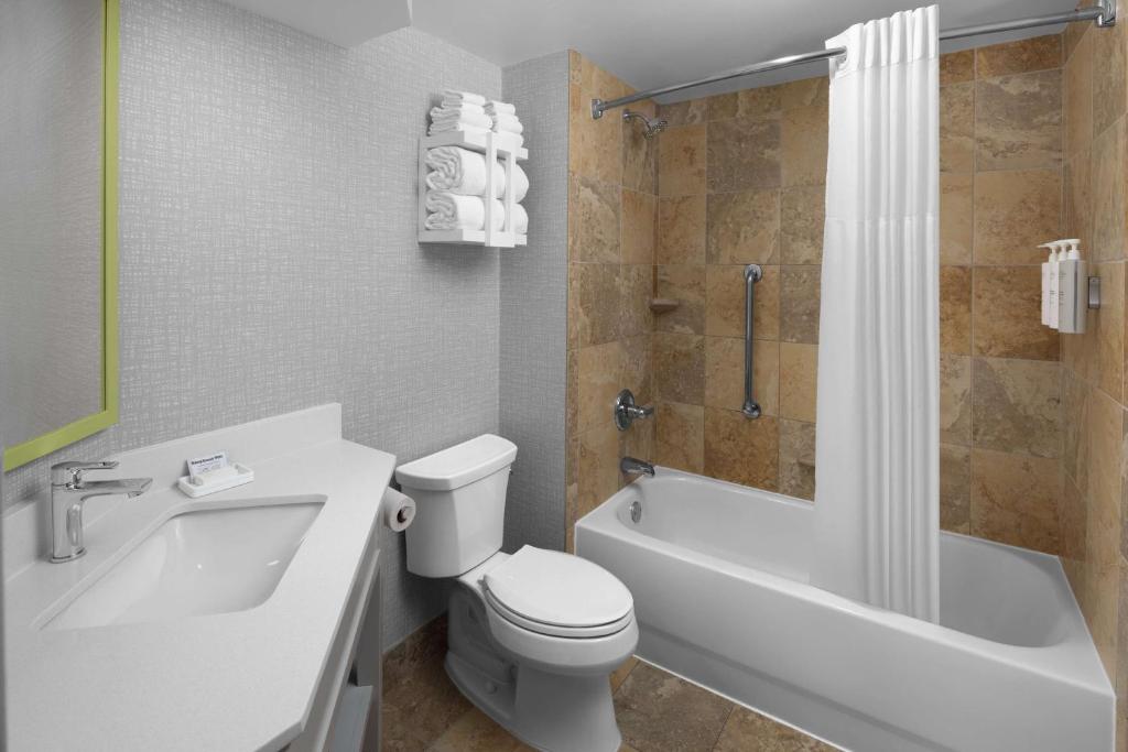 Hampton Inn Cleveland Downtown Room Type - Queen Room with Two Queen Beds and City View - Non-Smoking Hampton Inn Cleveland Downtown Room Type - Queen Room with Two Queen Beds and City View - Non-Smoking