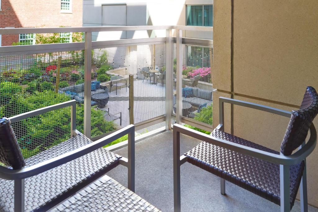 Courtyard by Marriott Washington, DC/Foggy Bottom - Tap to explore photos