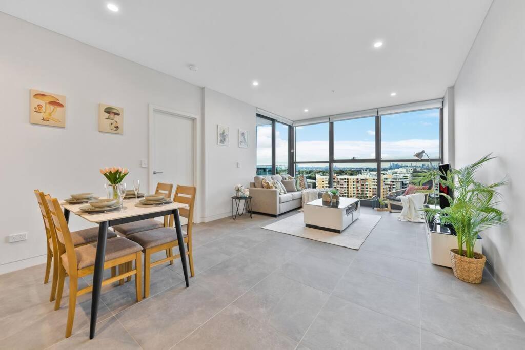 City views & New 3b2b1p Apt in Homebush photo 2