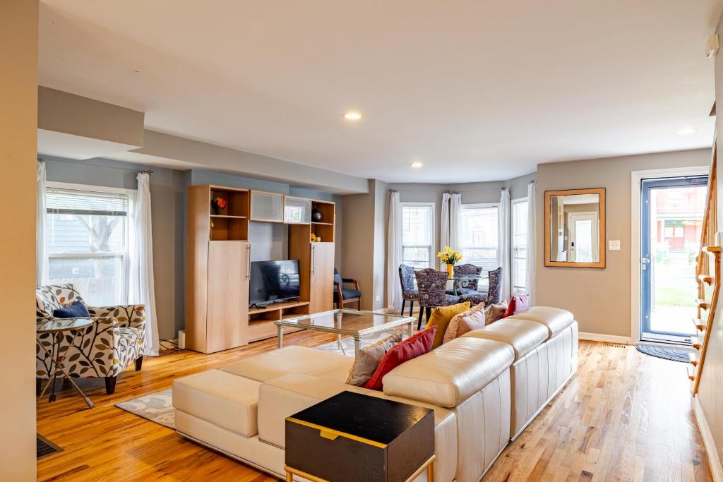 Spacious Row Home next Transit near Downtown w Parking image
