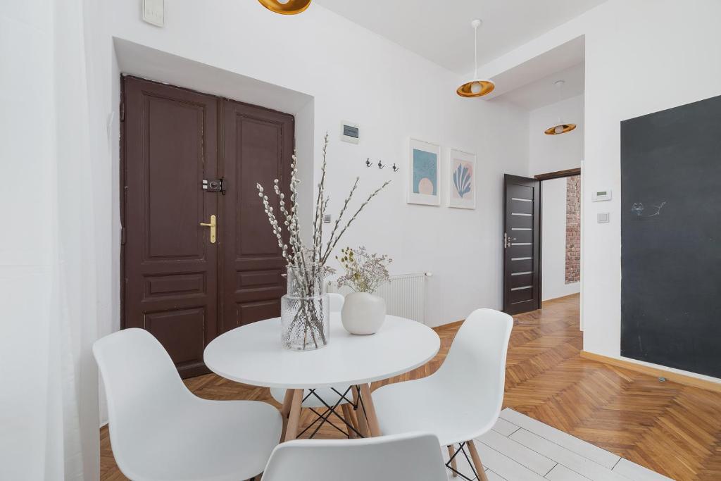 Aether Oasis - 2BR Apartment in City Center - Tap to explore photos