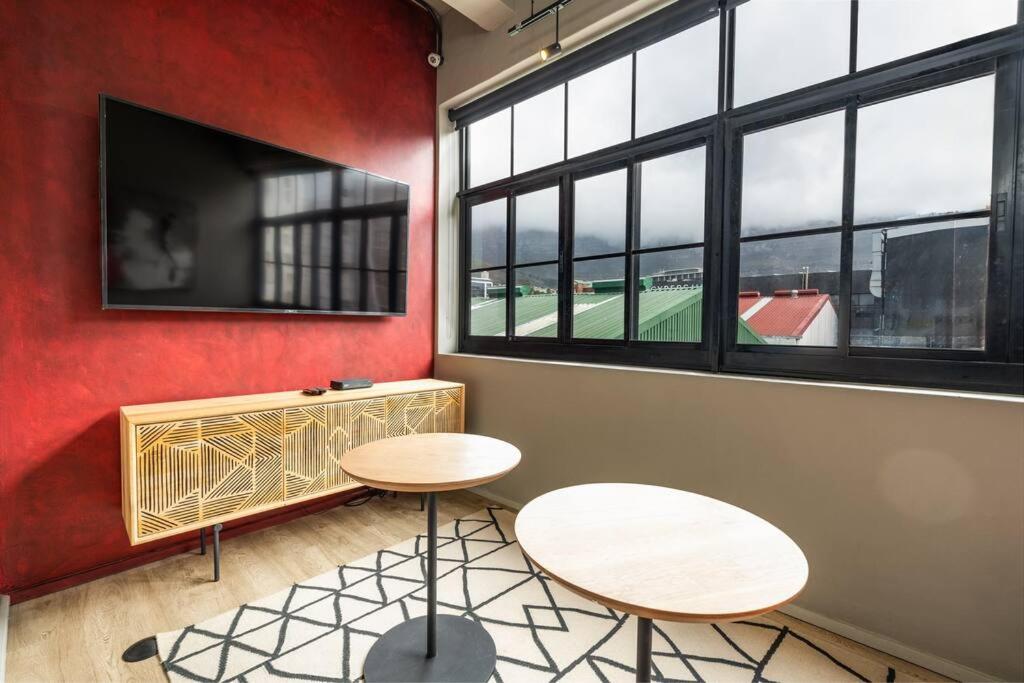 Modern Studio Apartment - CoWorking - City Views - Tap to explore photos