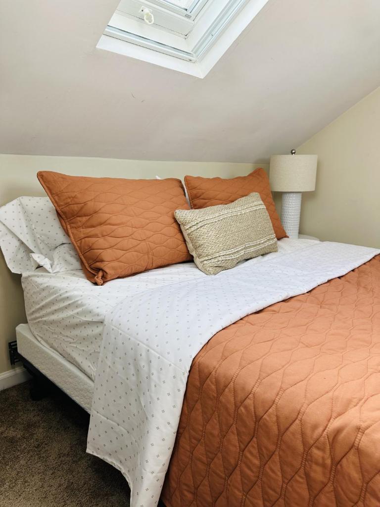 Cozy, pleasant 2BR apt in Beach community! image