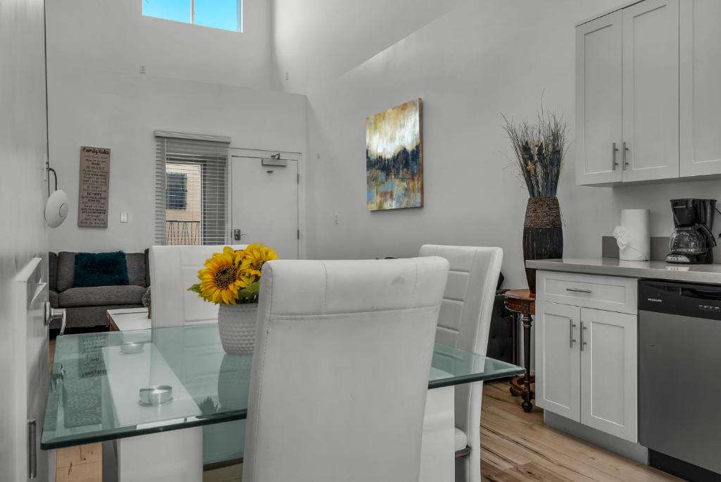 1-Bedroom Lofts in Hollywood Modern Design, Balcony, Parking & Hollywood Sign