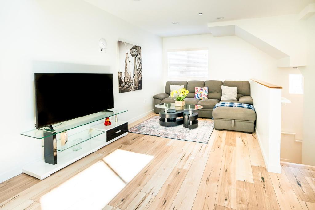 Unique 3-Level Loft with One bedroom & Two Full Bathroom image