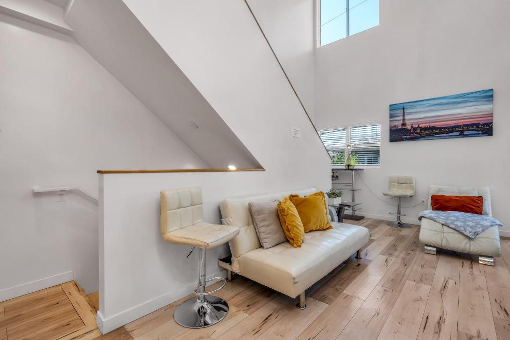 Chic 3-levels Loft-style 2-Bedroom 2-Bathroom condo by Hollywood image