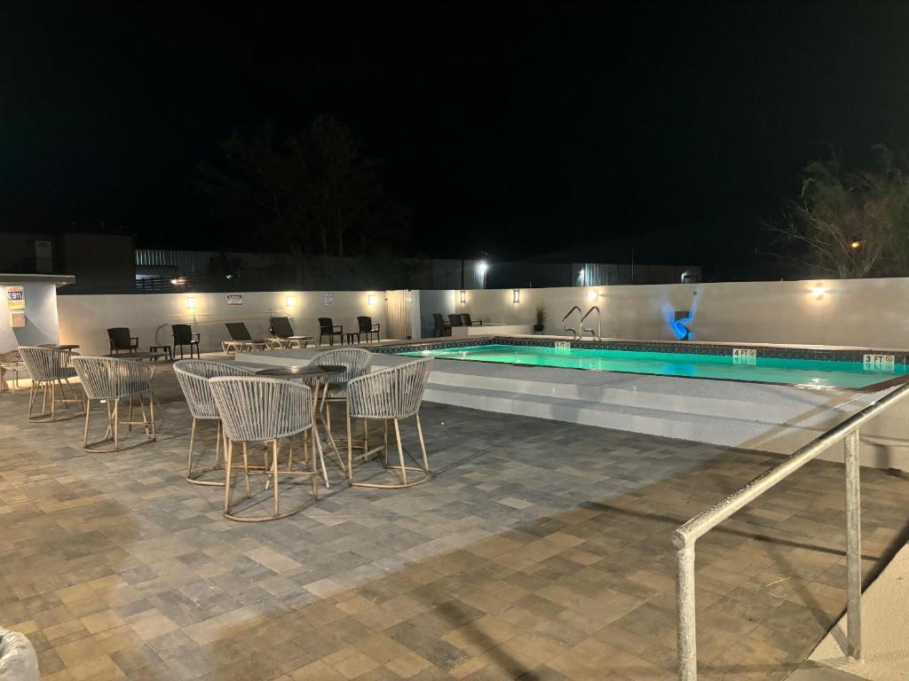 Deluxe Inn & Suites image