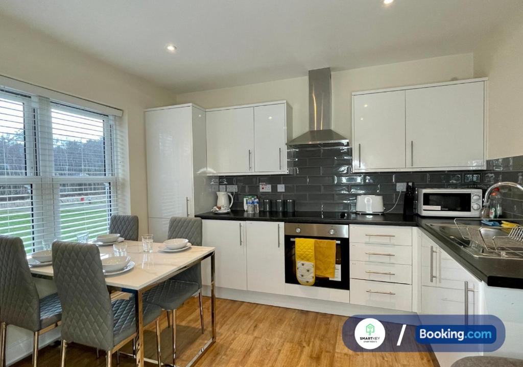 Stylish 1 bedroom flat with free parking - Tap to explore photos