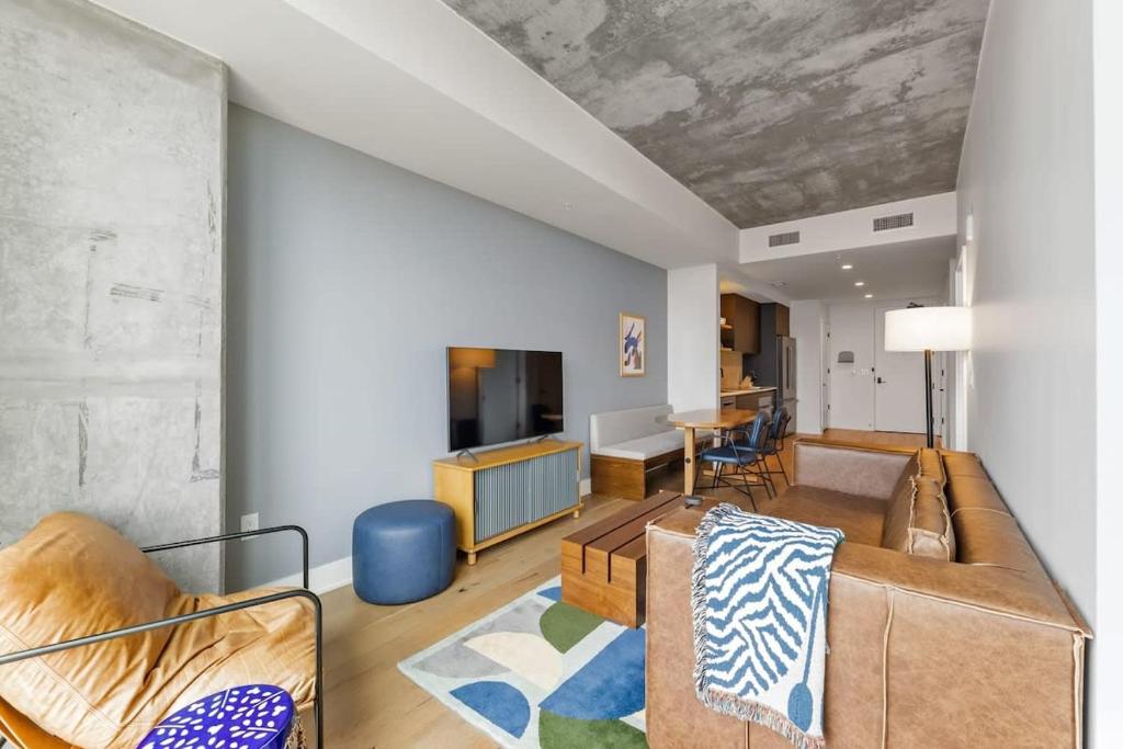 20th FL 1BR | Heated Pool | Gym | Bar | Balcony - Tap to explore photos