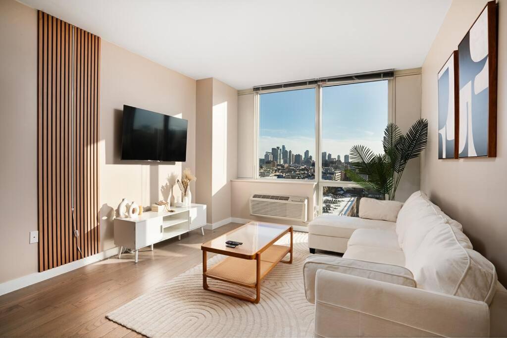 Freedom Tower View -Amenity Packed -minutes to NYC image
