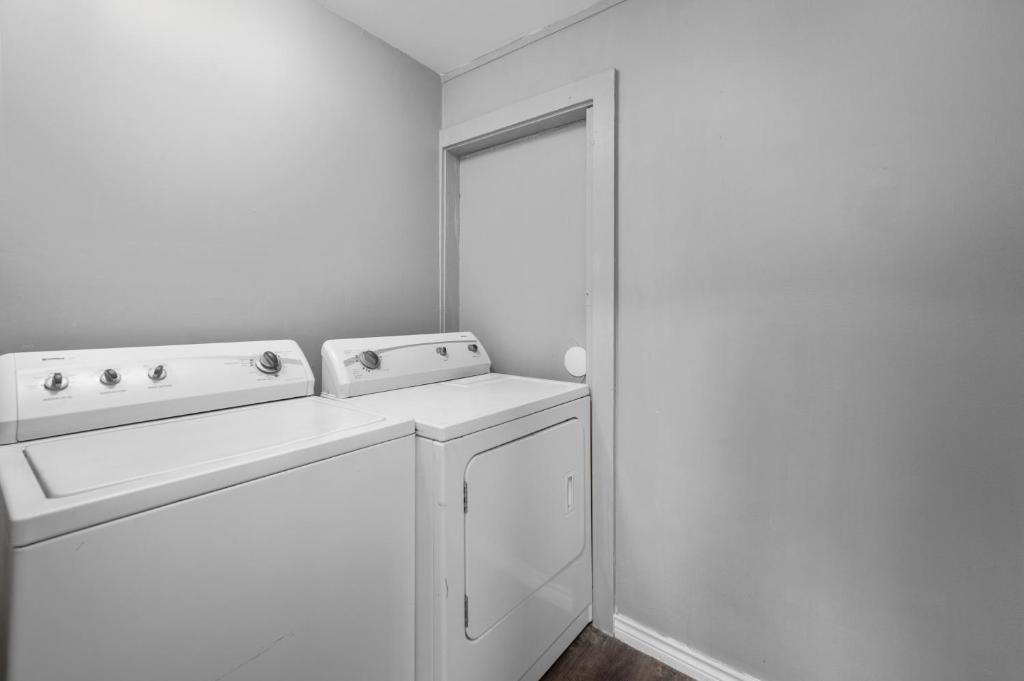 2BR Montrose Comfort with Free Park - Tap to explore photos